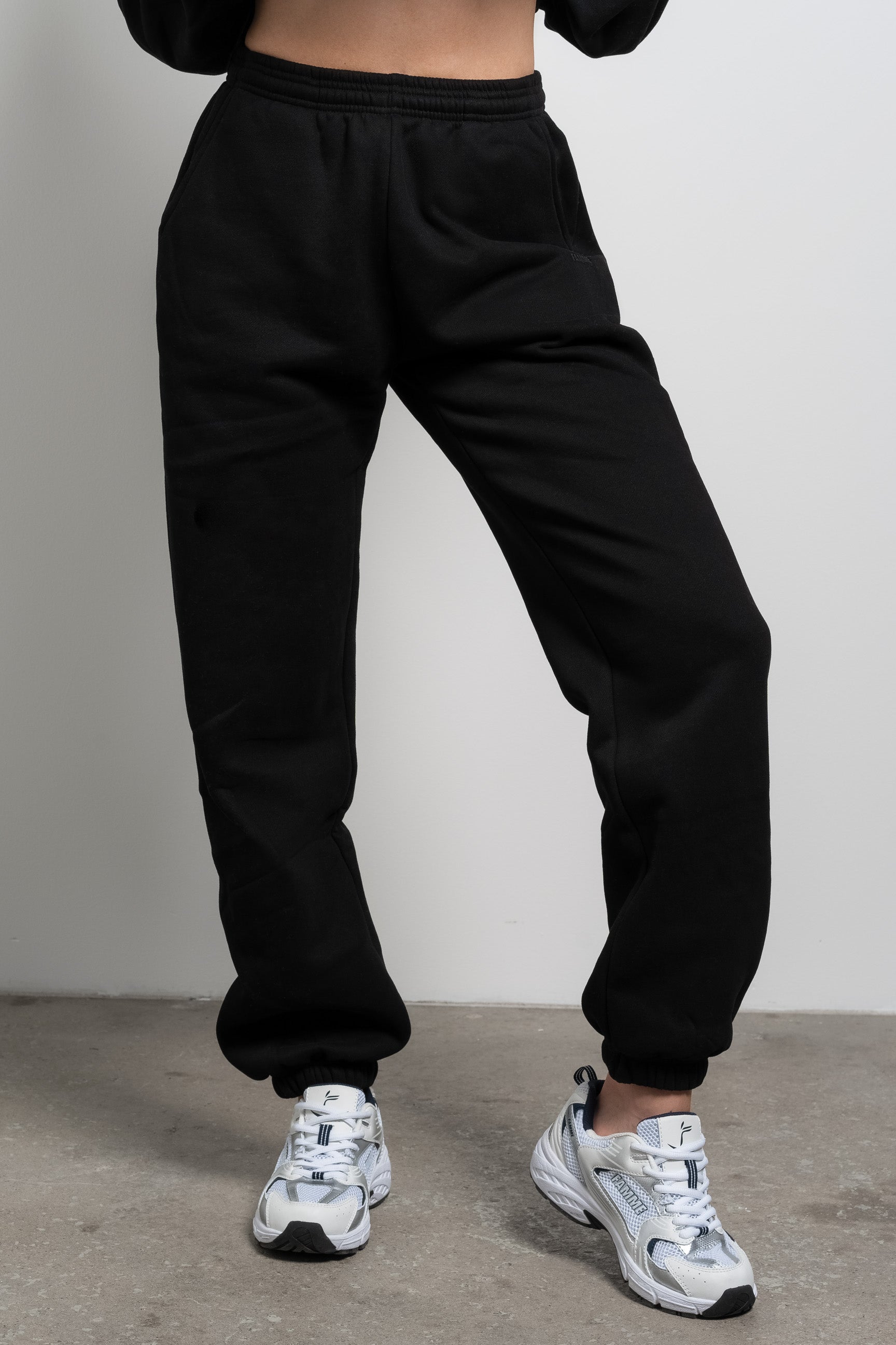 Black Essential Oversized Jogger - for dame - Famme - Jogger