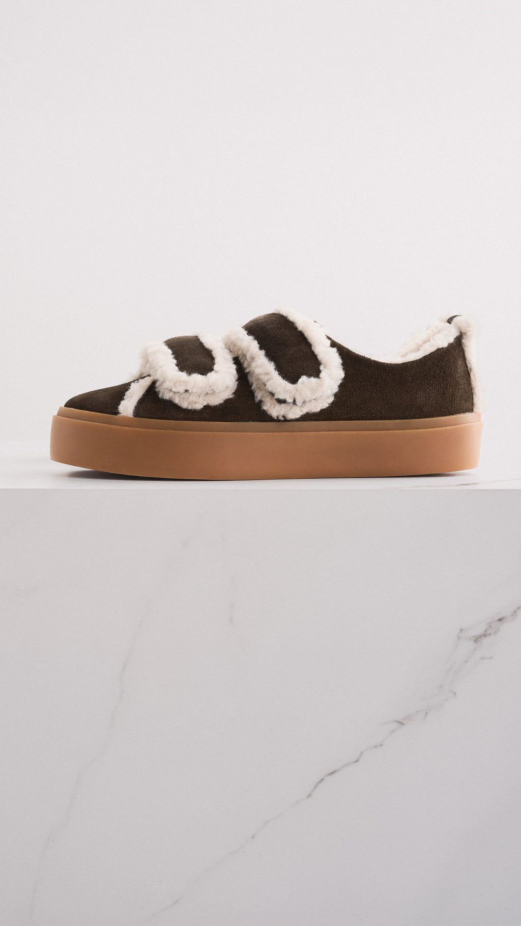 Baskets en peau de mouton retournée