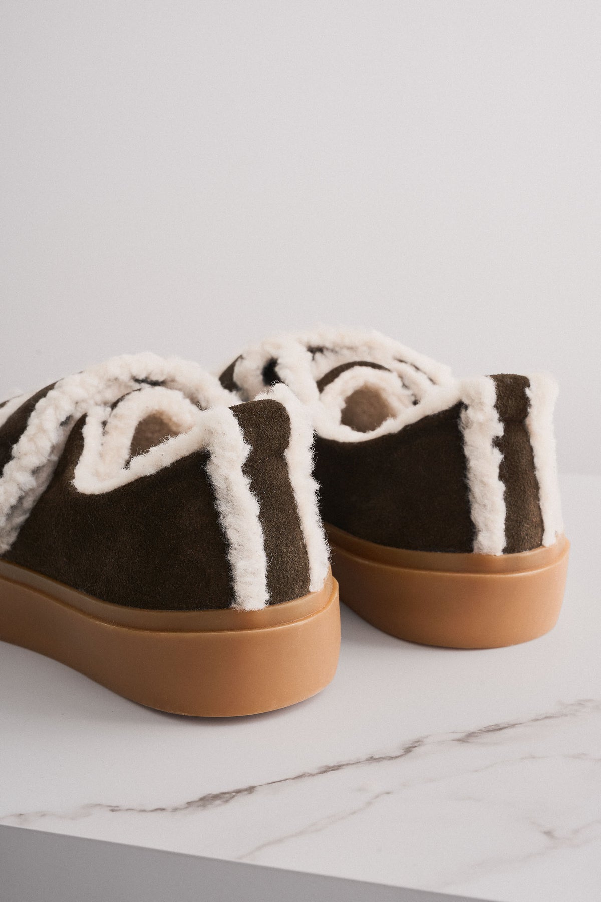 Baskets en peau de mouton retournée