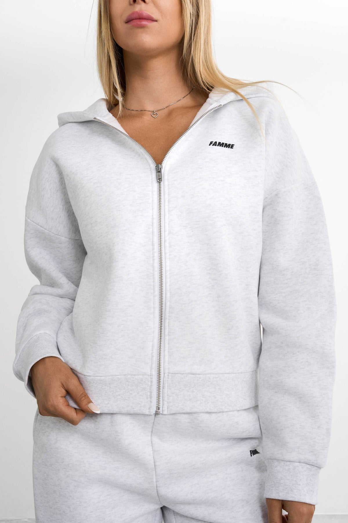 Sweat à capuche zippé essentiel